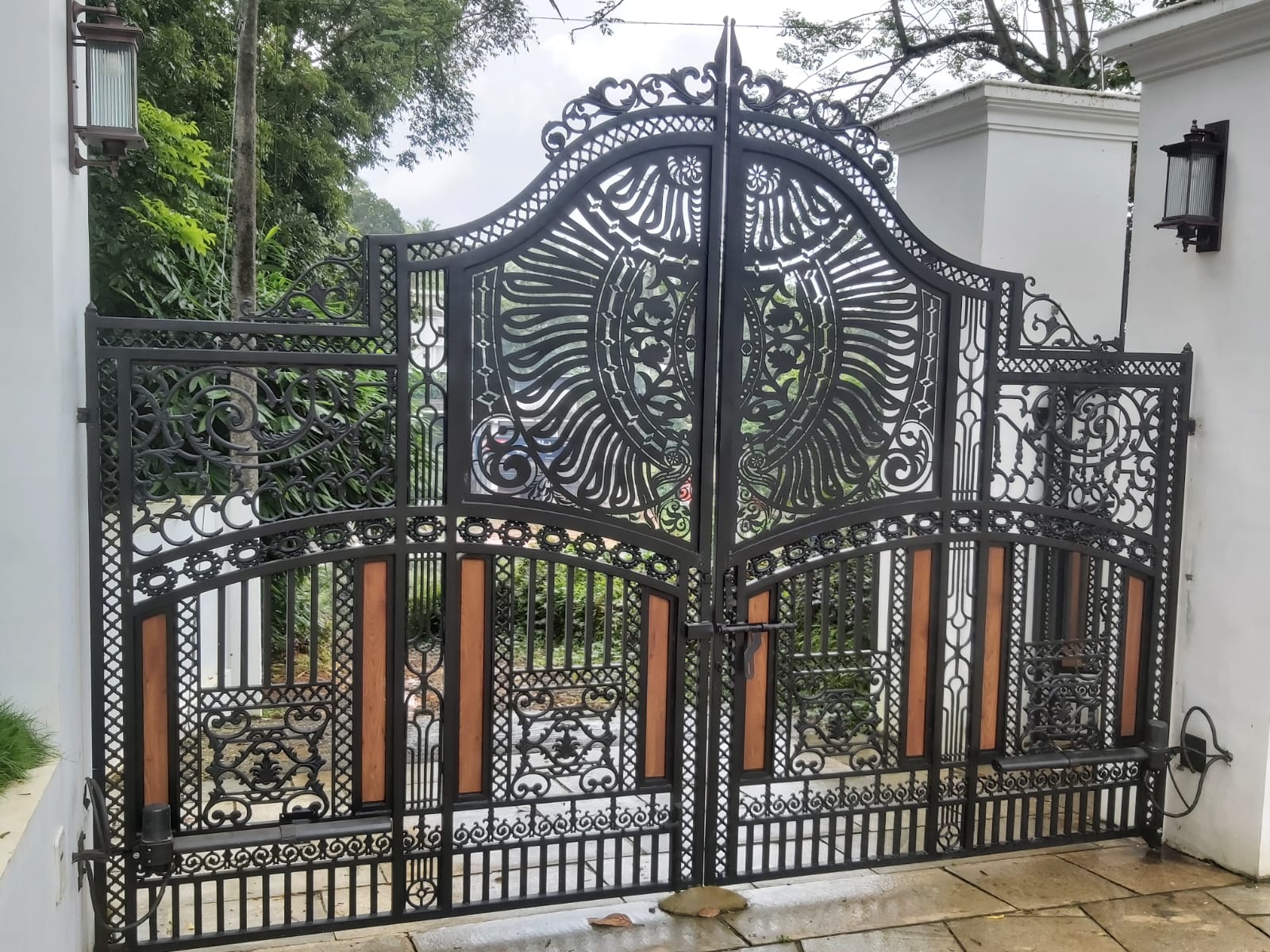 Automatic Black Gate